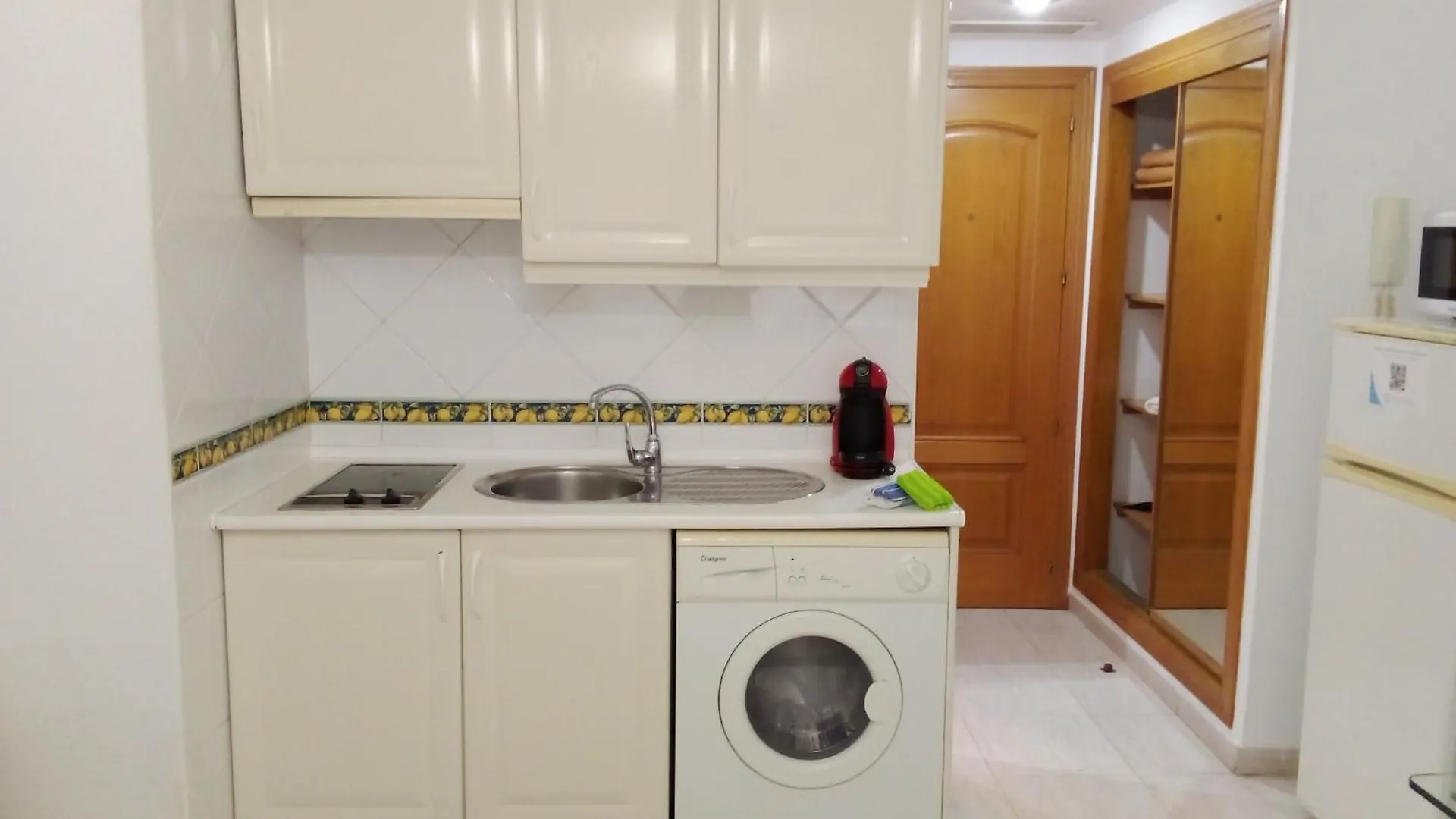 בנאלמדנה Coqueto Estudio En Calle Vela 0*,